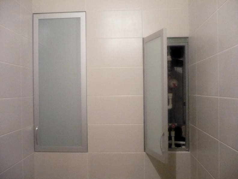 Funkcije, ki jih opravljajo vrata sanitarnih omaric v stranišču, merila za izbiro
